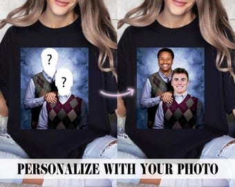 Może przedstawiać: Czarny T-shirt z fotografią dwóch osób w swetrach. Twarze osób są rozmyte i zastąpione znakami zapytania. Tekst "PERSONALIZUJ ZE SWOIM ZDJĘCIEM" znajduje się na dole obrazu.