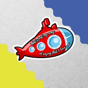 Puede incluir: Una pegatina de submarino rojo con el texto "That's just my way of saying that I love you". La pegatina tiene tres ojos de buey y un diseño azul y blanco. El fondo es una mezcla de azul, amarillo y blanco.