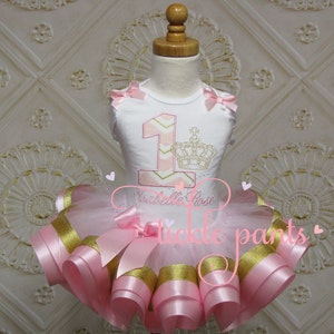 Baby girls 1st birthday outfit - Princess birthday - Includes top and ruffled tutu - Pink gold sparkle - Queen crown - Can be customized