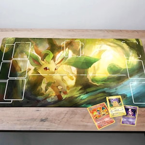 Tapis de jeu Leafeon, tapis de cartes Pokémon, tapis TCG Pokémon/cadeau de cartes à collectionner, tapis MTG Lorcana, tapis de bureau de jeu, tapis de souris VMAX, Pokemon Evoli
