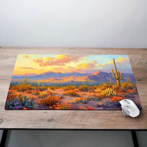Può includere: Un paesaggio desertico con montagne, cactus e fiori selvatici. Il cielo è di un arancione e giallo vibrante, con nuvole. La scena è dipinta in uno stile realistico.