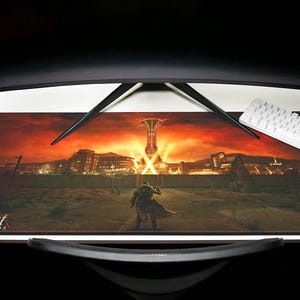 K&ouml;nnte beinhalten: Eine Fallout: New Vegas-Gaming-Mausmatte mit einem roten und orangenen Sonnenuntergangs-Hintergrund. Das Bild zeigt eine einsame Figur, die auf eine Stadt mit einem hohen Turm in der Ferne zu geht. Der Text "Fallout: New Vegas" befindet sich in der linken unteren Ecke.