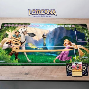 Peut inclure: Un tapis de jeu vert et marron avec une image de dessin animé d'une femme aux longs cheveux blonds et d'un homme chevauchant un cheval blanc. Le tapis a une zone de deck et de défausse, ainsi qu'un espace pour un encrier. Le tapis est pour le jeu de cartes à collectionner Lorcana.