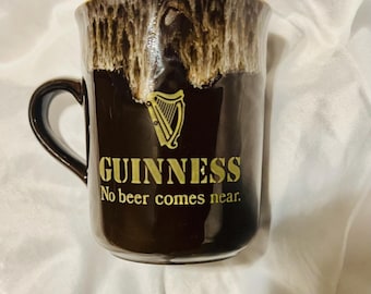 Jarra vintage de Guinness de los años 80 con la frase "Ninguna cerveza se le acerca", de cerámica con espuma.
