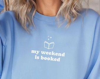 Buchliebhaber Sweatshirt: My Weekend Is Booked, gemütliches Lesergeschenk