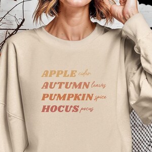 秋の雰囲気を醸し出すスウェットシャツ：パンプキンスパイス、秋の葉