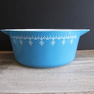 Vintage Pyrex Snowflake Blue Casserole Dish: 2.5 Quart Cinderella Handles (No Lid)