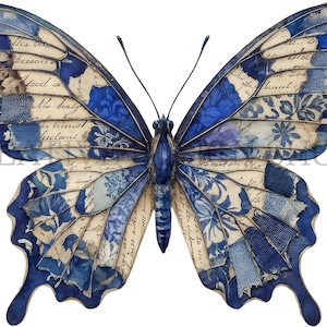 Puede incluir: Un adorno de pared con forma de mariposa que presenta un collage de patrones en azul y crema, incluyendo motivos florales, escritura a mano y tiras de tela texturizada. Las alas tienen bordes azul oscuro y antenas delgadas.