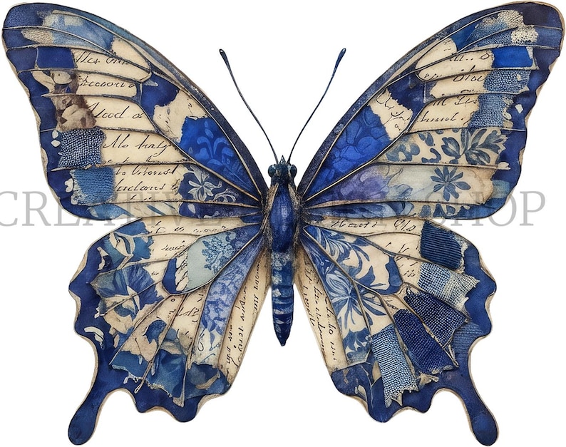 Puede incluir: Un adorno de pared con forma de mariposa que presenta un collage de patrones en azul y crema, incluyendo motivos florales, escritura a mano y tiras de tela texturizada. Las alas tienen bordes azul oscuro y antenas delgadas.