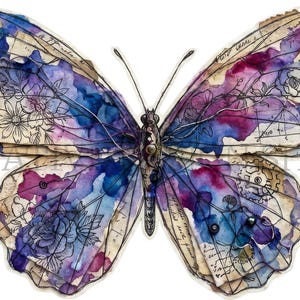 Puede incluir: Una ilustraci&oacute;n de mariposa con texturas de papel superpuestas, lavados de acuarela en tonos azules y morados, dibujos a tinta negra de flores, engranajes y escritura a mano, con peque&ntilde;as cuentas oscuras en el ala inferior derecha.