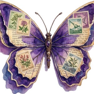 Puede incluir: Una pieza de arte decorativa con forma de mariposa, con alas superpuestas en acuarela morada, adornadas con sellos postales antiguos y fragmentos de p&aacute;ginas de libros. El cuerpo central es de alambre oscuro con cuentas moradas y met&aacute;licas.