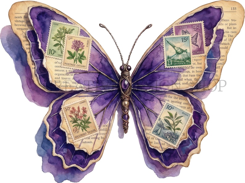 Puede incluir: Una pieza de arte decorativa con forma de mariposa, con alas superpuestas en acuarela morada, adornadas con sellos postales antiguos y fragmentos de p&aacute;ginas de libros. El cuerpo central es de alambre oscuro con cuentas moradas y met&aacute;licas.