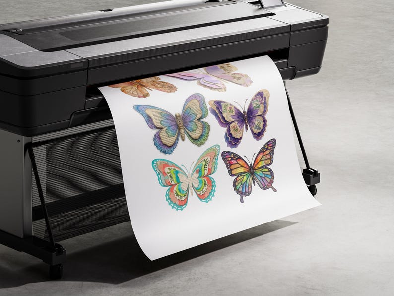 Puede incluir: Una impresora de gran formato negra que expulsa una hoja de papel blanca con una colecci&oacute;n de ilustraciones de mariposas coloridas. Las mariposas muestran patrones intrincados en tonos azul, morado, naranja y verde con alas detalladas.