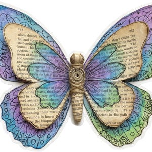 Puede incluir: Una decoraci&oacute;n de pared con forma de mariposa que presenta alas superpuestas con lavados de acuarela azul, morado y verde sobre p&aacute;ginas de libro impresas. El cuerpo central est&aacute; hecho de cuerda enrollada y las alas muestran garabatos de tinta negra.