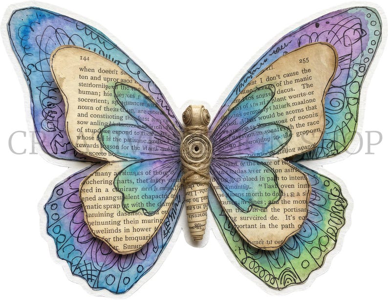 Puede incluir: Una decoraci&oacute;n de pared con forma de mariposa que presenta alas superpuestas con lavados de acuarela azul, morado y verde sobre p&aacute;ginas de libro impresas. El cuerpo central est&aacute; hecho de cuerda enrollada y las alas muestran garabatos de tinta negra.