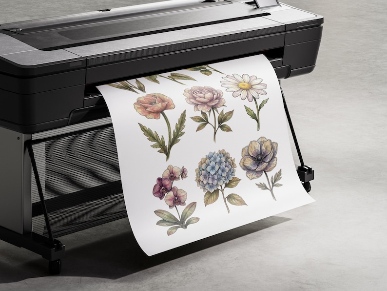 Op de afbeelding: Een grootformaat zwarte printer die een wit vel papier uitvoert met een verzameling botanische illustraties. De print toont zes verschillende bloemen, waaronder een madeliefje, een hortensia, een orchidee en andere bloemsoorten in zachte tinten.