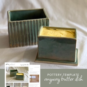 Peut inclure: Un beurrier en céramique vert avec un couvercle amovible. Le beurrier est rempli de beurre jaune. Le beurrier est étiqueté "anyway butter dish".