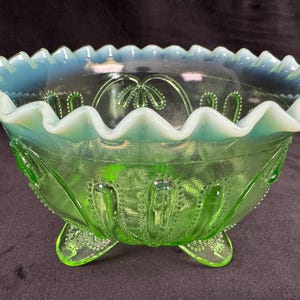 Cuenco de vidrio Jefferson de tres patas con borde ondulado y forma de meandro verde opalescente