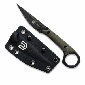 Könnte beinhalten: Ein schwarzes Messer mit feststehender Klinge, grünem Griff und schwarzer Scheide. Das Messer hat eine Spitze und einen Ring am Ende des Griffs. Die Scheide ist schwarz mit einem weißen Logo und dem Text "UNWAVERING INDUSTRIES".