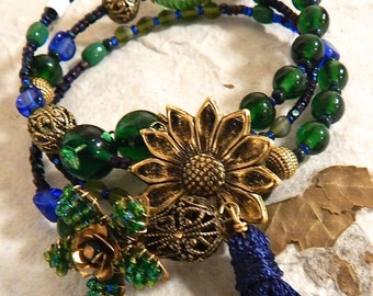 Memory Wire Bracelet, Vintage Glass Bead Bracelet, Boho Style Beaded Bracelet, Beaded multi Row Bracelet, Flower Pin