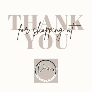 Puede incluir: Un gr&aacute;fico con las palabras "THANK YOU for shopping at YOU" en una mezcla de fuentes serif y script. Debajo hay un logotipo circular con la palabra "Duchess" y las palabras "BOUTIQUE GIFTS" alrededor del c&iacute;rculo.