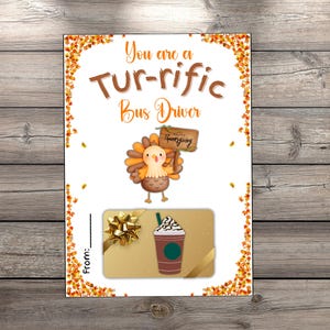 Op de afbeelding: Thanksgiving-thema cadeaubon met een cartoon kalkoen die een bord vasthoudt. De kaart luidt "You are a Tur-rific Bus Driver". Een cadeaubon voor een koffiedrank is ook afgebeeld.