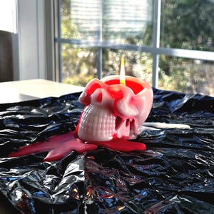 Bleeding Skull Candle, Bloody Horror Themed Candle Spooky Creepy Scented Skull Candle, Blood Dripping Candle, Horror Wax Gothic Skull