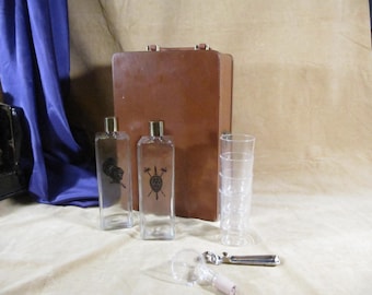 Portable Vintage Bar, Traveler Bar, Mid Century Bar Case, Vintage Portable Pub, Man Cave Mini Bar, Vintage Coattail Case, Bar Suitcase, Set