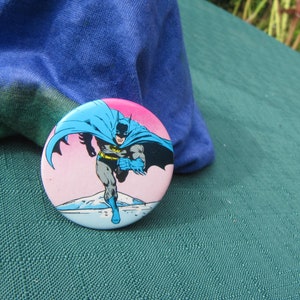 BATMAN DC COMICS 1972 Badge Pin Pin Back, Button Pin, Vintage Batman Superhero Mint Condition Badge Pin Dc Comic Book series Pin Back 1970s image 1