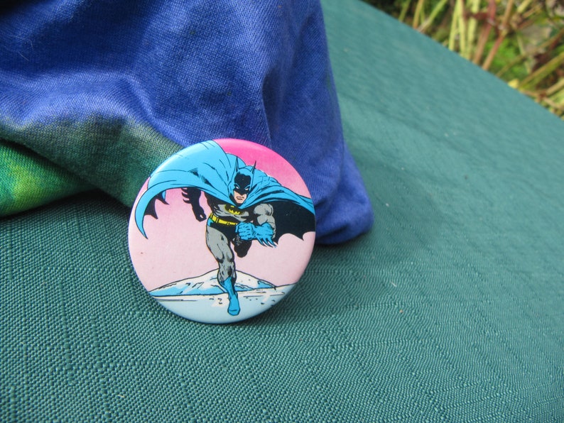 BATMAN DC COMICS 1972 Badge Pin Pin Back, Button Pin, Vintage Batman Superhero Mint Condition Badge Pin Dc Comic Book series Pin Back 1970s image 1