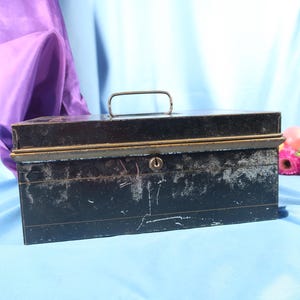 ANTIQUE METAL LOCK Box, Antike 1920 Metall Lock Box mit Griff, Tresor Stil Lock Box, Old Style Bank Lock Box aus Metall, dekoriert