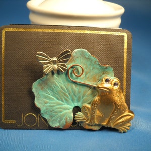FROG BROOCH, Frog with Rhinestone Eyes, Vintage Brooch never removed from Packaging, Jon Paul Pin of Frog with Lily pad,Frog with butterfly