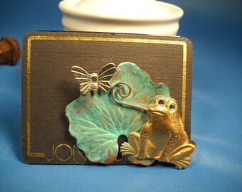 FROG BROOCH, Frog with Rhinestone Eyes, Vintage Brooch never removed from Packaging, Jon Paul Pin of Frog with Lily pad,Frog with butterfly