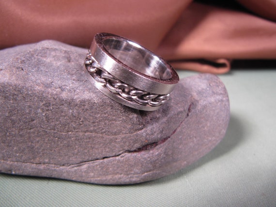 Bague avec anneau qui tourne sale