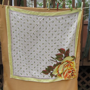 SEIDE RAYON SCHAL, hergestellt in Japan 6 Momme Rayon Seide, handgerollt, 31 x 31 Zoll im Quadrat, Vintage 6 Momme Seide / Rayon Schal, gelbe Seide