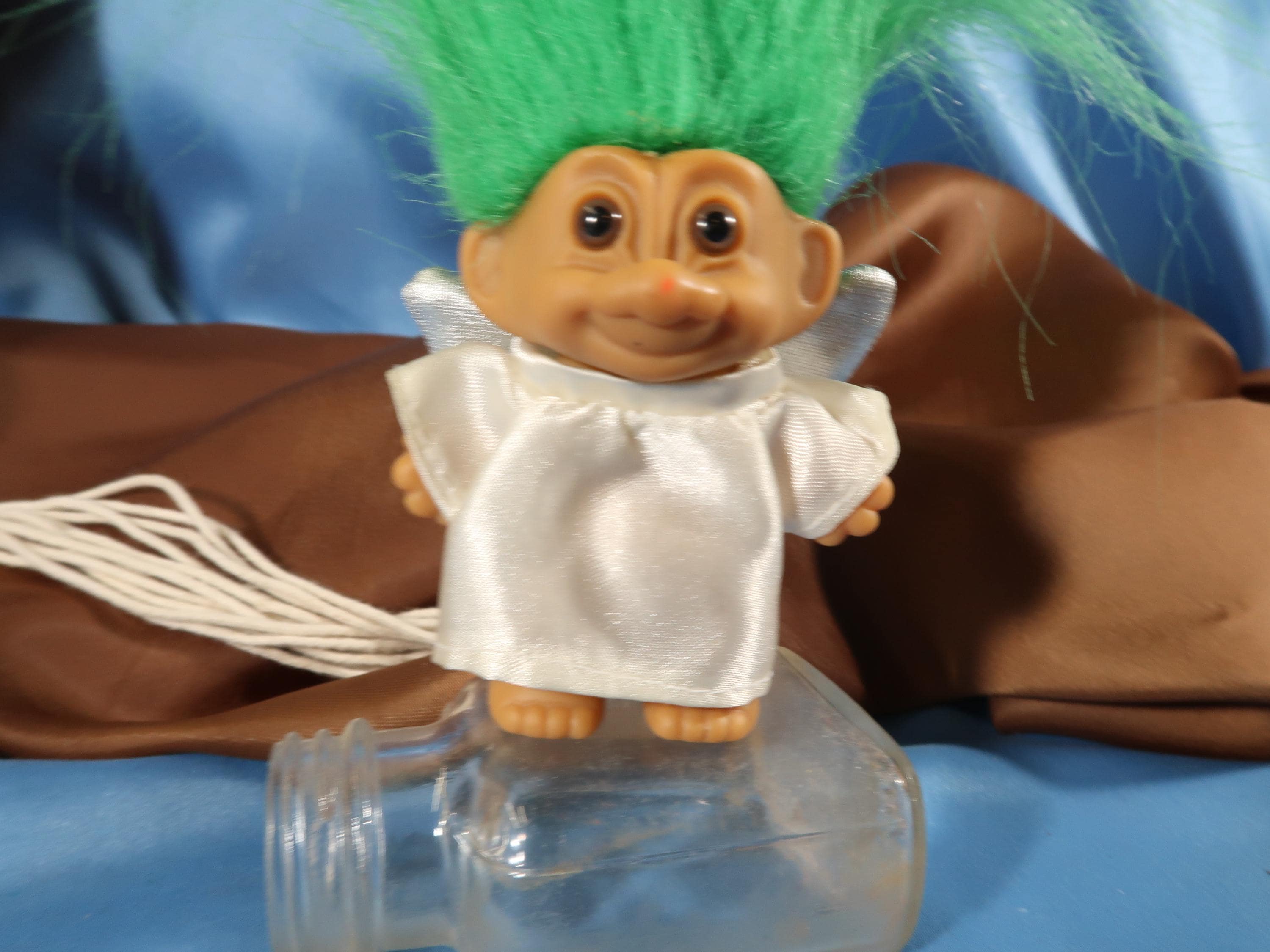 天使のトロール人形、翼と緑の髪を持つ白いガウンを着たドロール人形