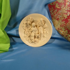 NATIVITY SCENE,Gioia Al Mondo Alabaster Collectible Plate Manger scene,il presepe natalizio number 0667 1987bradex 38 v90 7.1 Italian manger