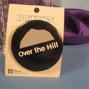 OVER THE HILL 1985 Birthday Pin Back Pin Badge Kiss me Fun Badge for eccentric elder, Elder Humorous Pin Badge Elder Humorous Gift, Eccentri