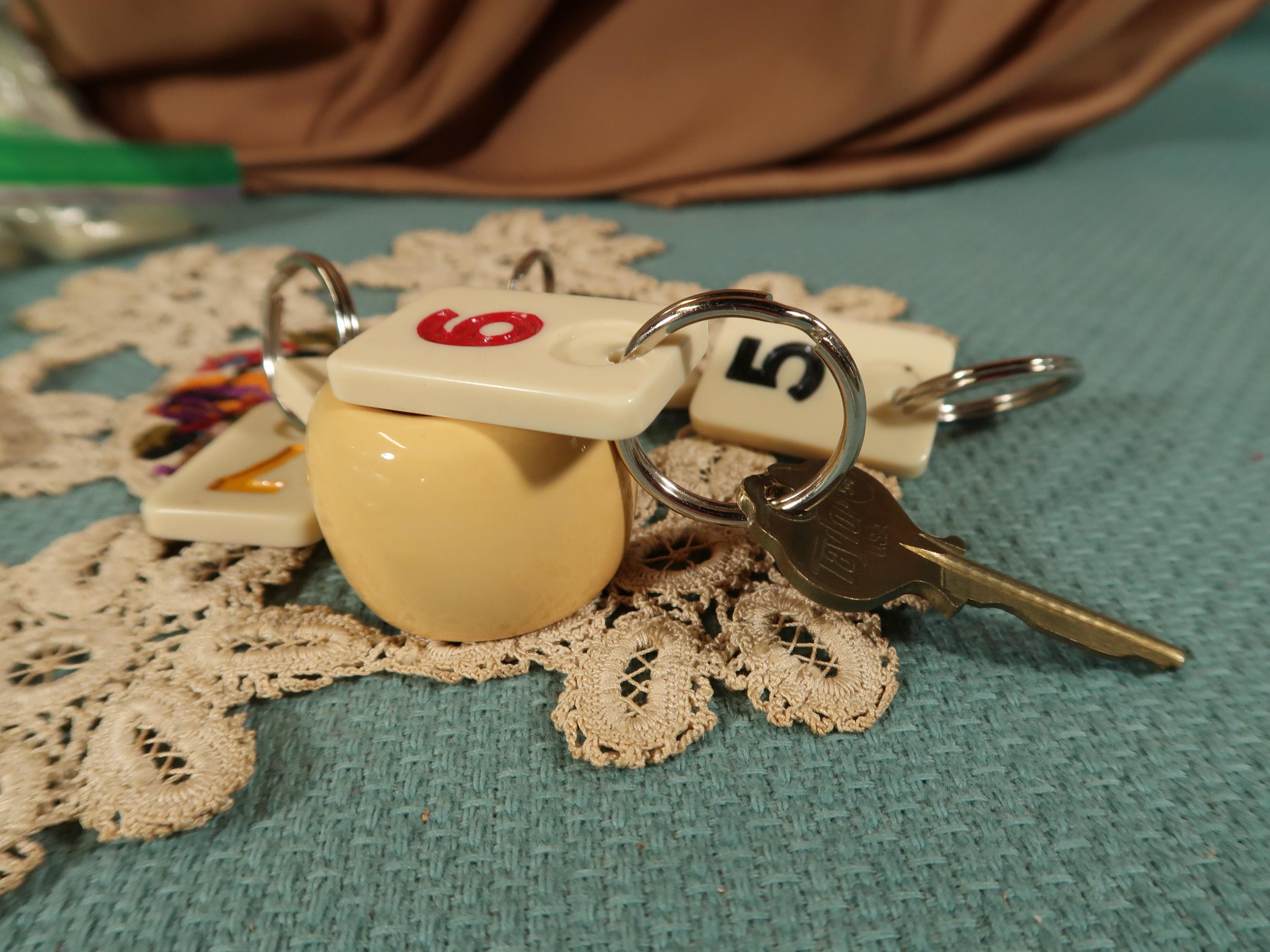 KEY RING with VINTAGE Rummikub Tile, Rummikub Tile Key-chain, Key-chain White Rummikub Tile, Vintage Rummikub Key-chain, Rummikub Key Chain