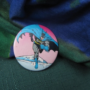 BATMAN DC COMICS 1972 Badge Pin Pin Back, Button Pin, Vintage Batman Superhero Mint Condition Badge Pin Dc Comic Book series Pin Back 1970s image 2