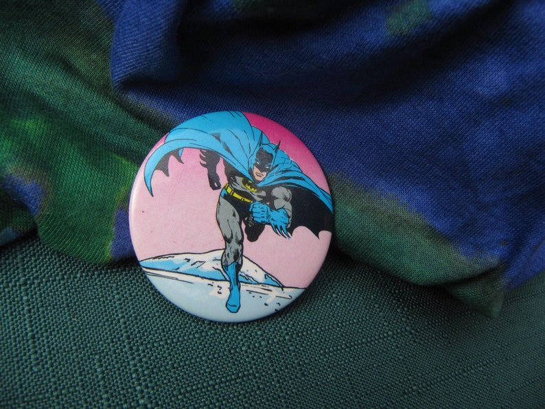 BATMAN DC COMICS 1972 Badge Pin Pin Back, Button Pin, Vintage Batman Superhero Mint Condition Badge Pin Dc Comic Book series Pin Back 1970s image 2