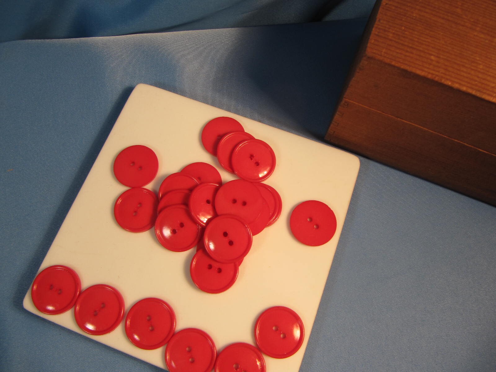 ANTIQUE RED BUTTONS, Set of 25 Retro Pre Owned Plastic Red Buttons, 2 ...