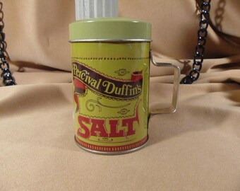 Percival DUFFINS SALT Shaker fabriqué à Hong Kong, faux métal antique bidon de sel en métal fait pour paraître vieux en 1970 nouveau vieux stock inutilisé