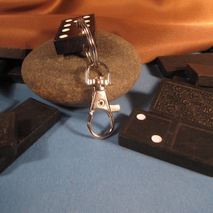 Schlüsselanhänger mit CARINAL Dominostein, antike Holz Dominostein mit neuen Kette Schlüsselhalter, Schlüsselanhänger verarbeiteten Holz Dominostein, Kardinal Marke domino
