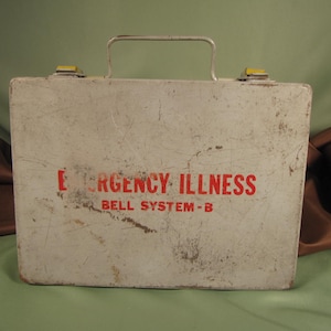 Kit di pronto soccorso BELL SYSTEM, scatola kit di malattia di emergenza in metallo da Johnson e Johnson, scatola kit di emergenza medica con contenuto per telefono Bell