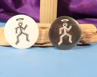 Simon Templar Święty Cartoon Pin Back 2-calowy metalowy guzik, nowy stary zapas Roger Moore jako święty pamiątka przypinka do klapy 1960 Pop tv badge