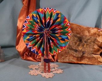 AFRICAN KENTE HAND Fan, Mehrfarbiger Stoff mit Ledergriffen