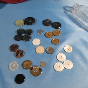 VINTAGE LARGE BUTTON Lot,24 Jumbo Size Buttons from 1950s and 1960s,Lot of 24 extra Large High Fashion from the 1950s and 1960&#39;s,Big Buttons