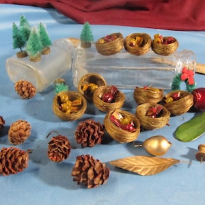 MINIATUR-WEIHNACHTSBAUM-Verzierungen, Vögel in Nestern mit Eicheln und kleinen Bäumen, Feiertagsfigur, antike Feiertagsverzierung des Teddybären gemacht