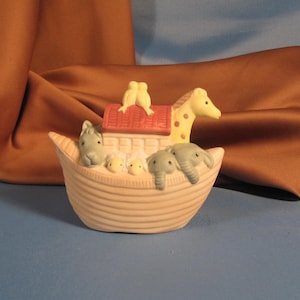 NOAH&#39;S ARK and ANIMALS, Small Porcelain figurine Vintage, Small Noah&#39;s Ark and Animals Childs Statue, Noah&#39;s Ark Small Display for Child